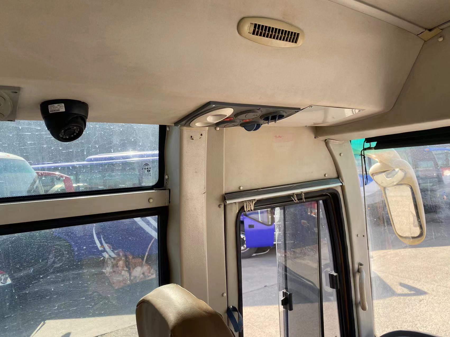Left Hand Drive Coach Buses 30-35 Seats Euro 3 Emission Standard 6-8L Engine Capacity