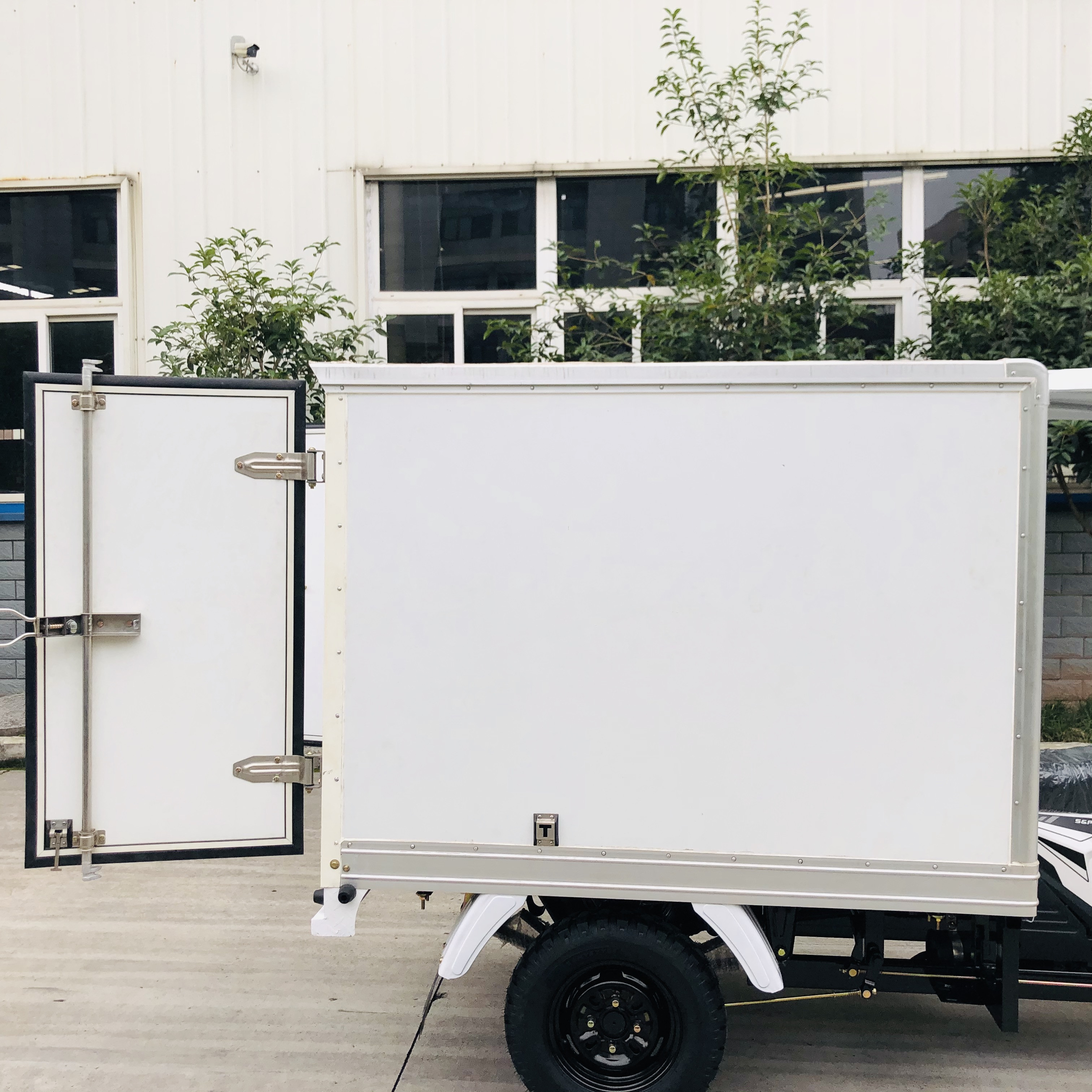 Three Wheel Refrigerator Cargo Tricycle with Iron Cabin and Hydraulic Rear Brake
