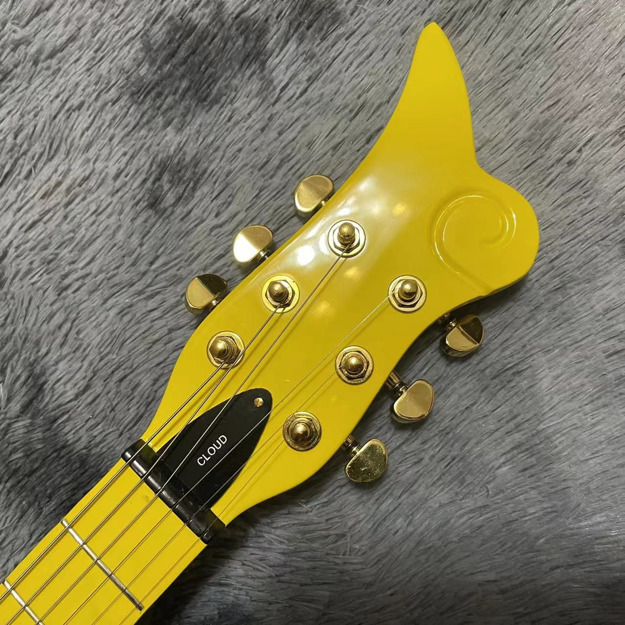 Custom Maple Fingerboard Neck Mahogany Body Prince Cloud Electric Guitar with Yellow Color