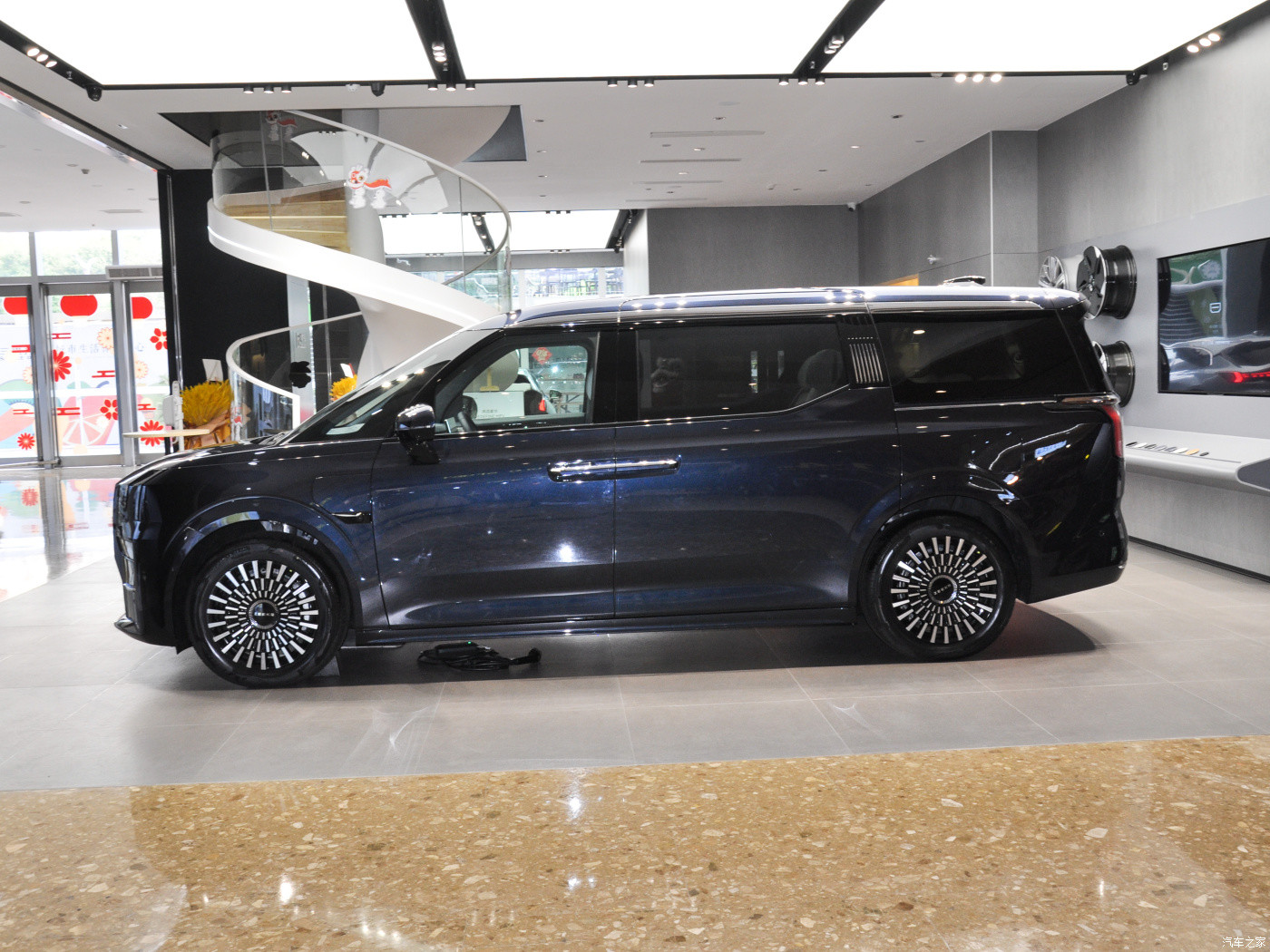 Polar Krypton 009 Petrol MPV Cars Petrol Hybrid Cars With Drum Rear Brake Type