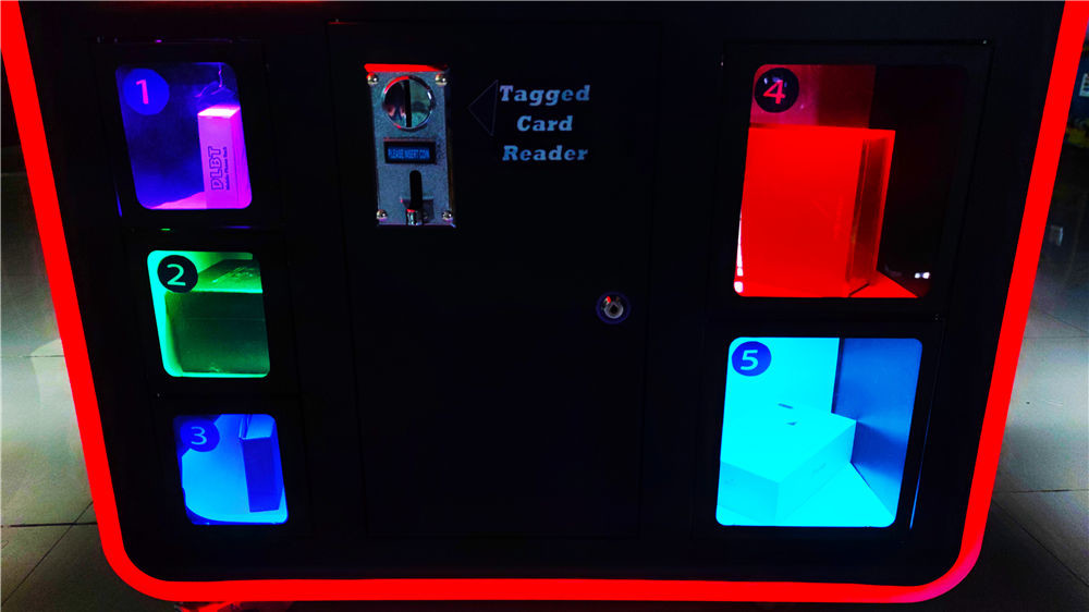 Gift Vending Smart Claw Machine , Prize Crane Machine For Commercial Street