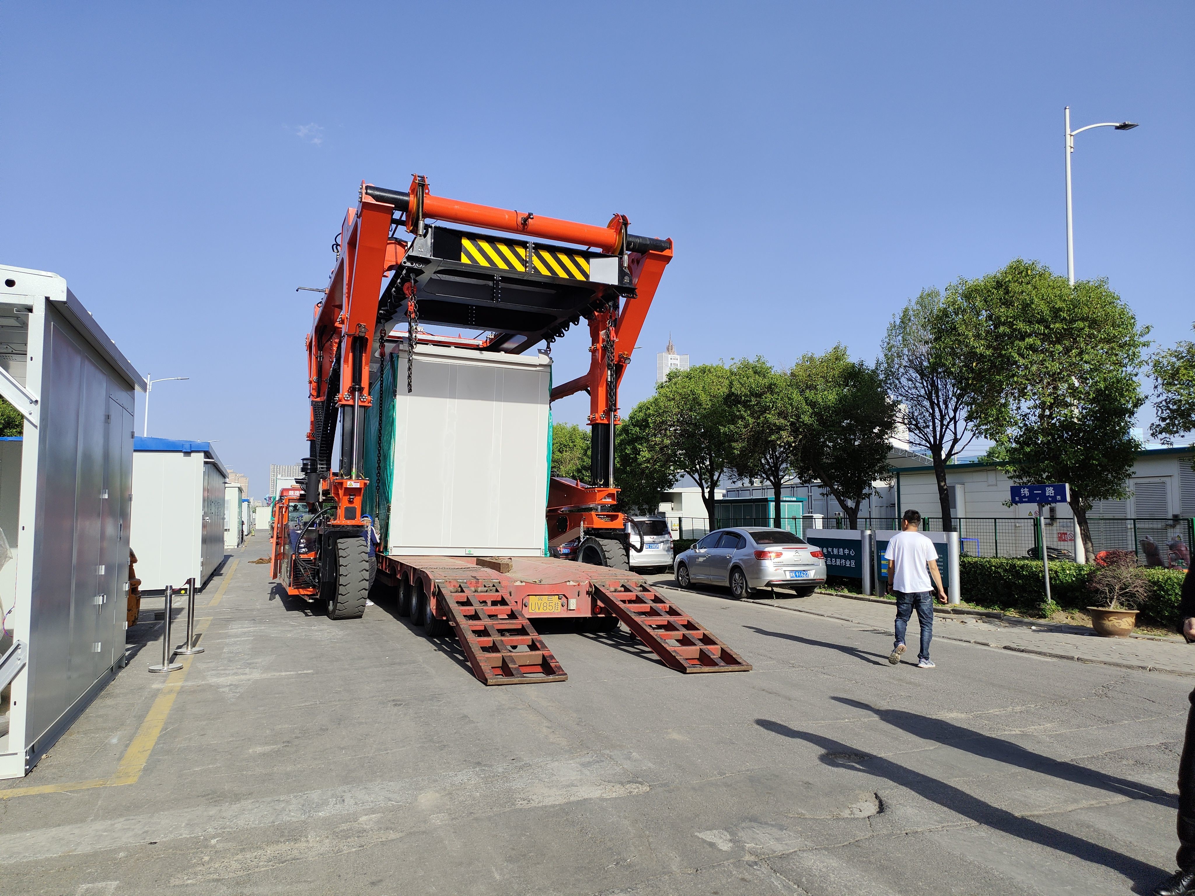 80T Electric Straddle Carrier Truck 7km/h 3km/h For Heavy Loads Handling