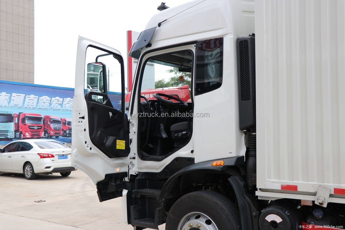 Dongfeng 260HP 4x2 Winspan Cargo Trucks With 9800X2450X2600 Cargo Tank Dimension
