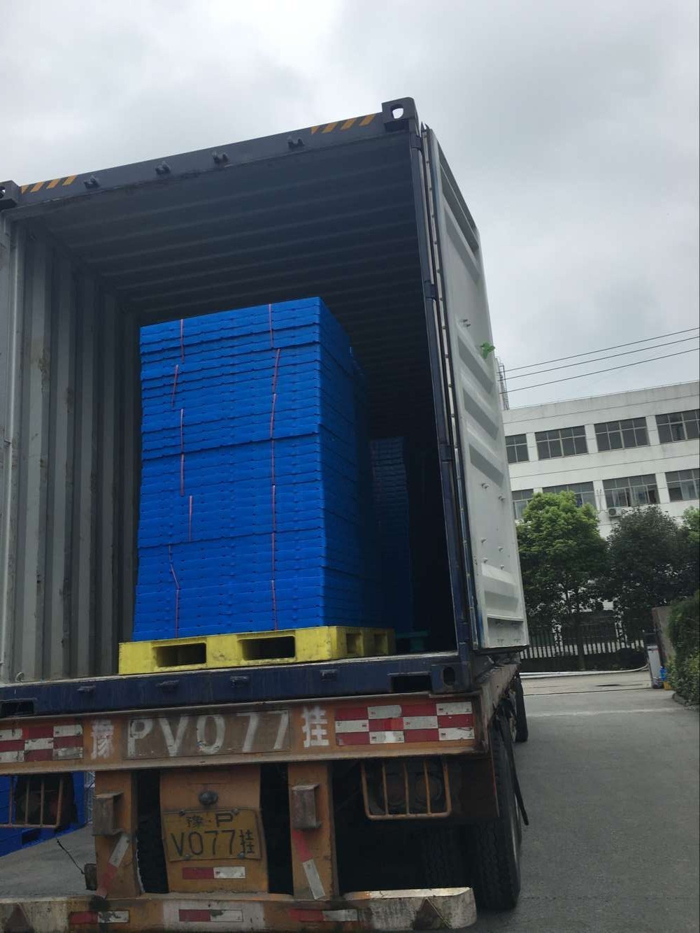 Thin Type Small Size Connected HDPE Plastic Pallets Mat Boards For Warehouse Floor
