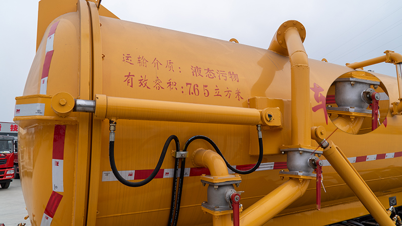 DFAC 3.5CBM Diesel Fuel Sewage Suction Truck Euro 6 Emission Standard And 2700mm Wheelbase