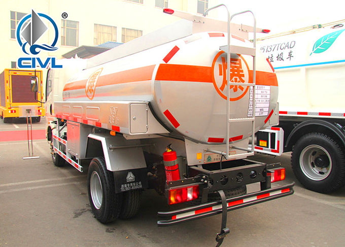 Sinotruk Howo 4x2 Fuel Tanker Truck / Gas Diesel Refilling Truck 5 cbm
