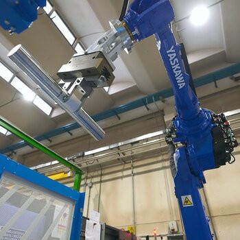 Yaskawa GP180-120 6 Axis Industrial Robot Arm Manipulator Assembly and Material Handling Robotic Price
