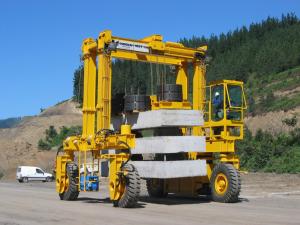 Quality High Efficiency Mobile Gantry Crane Carries Large Stone Molds wholesale
