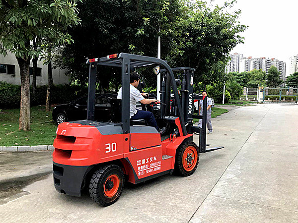 3 Ton Diesel Forklift Truck 6000mm Max Lifting Height CE Certificated