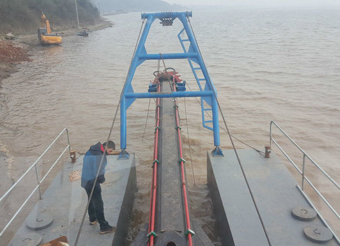 200 Cbm/H Hydraulic Mud Dredging Ship 16kw Red Color Used For River Dredging