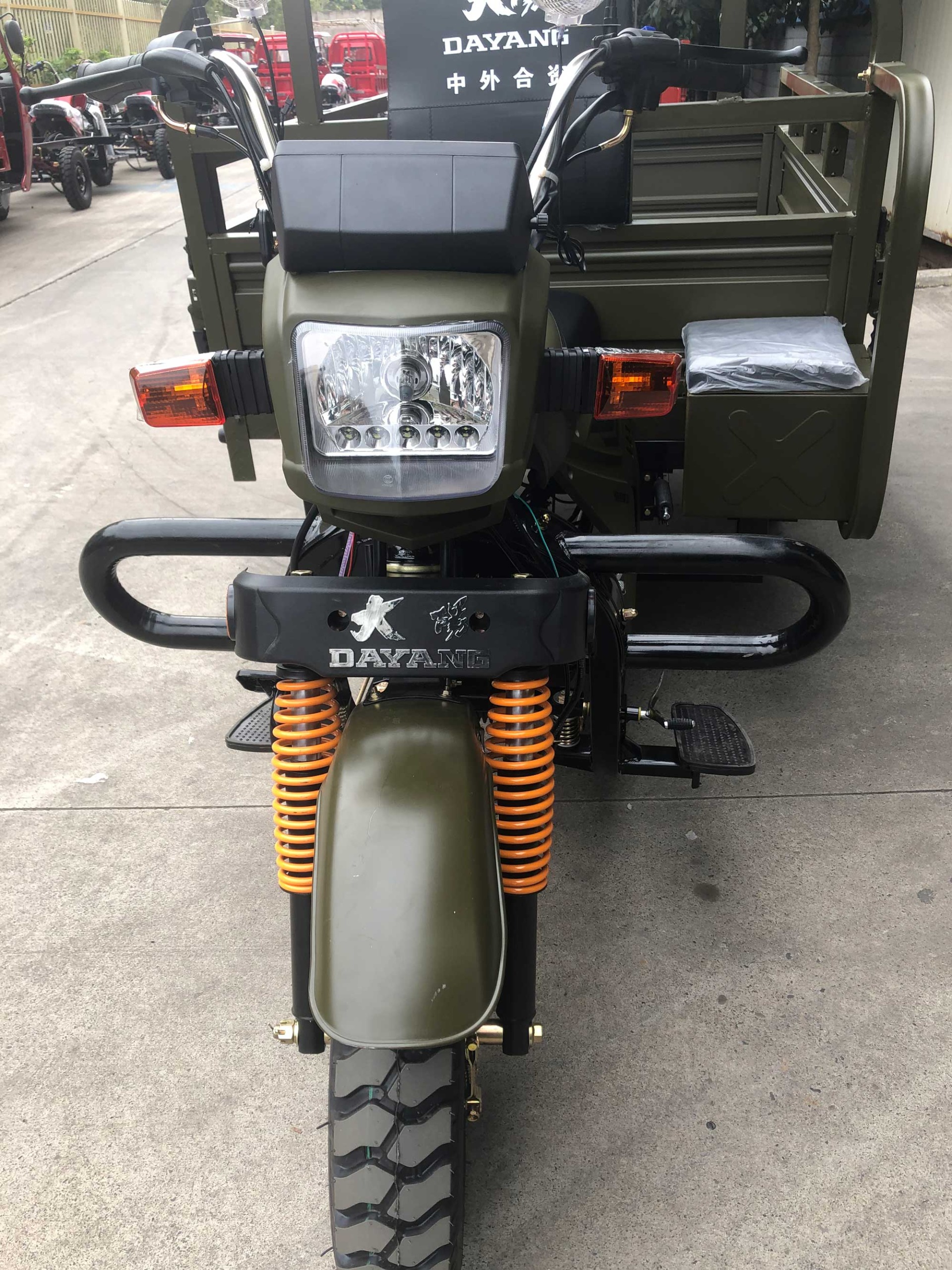 Heavy Loading 200cc Air Cooled Engine Cargo Tricycle Truck with and Customized Design