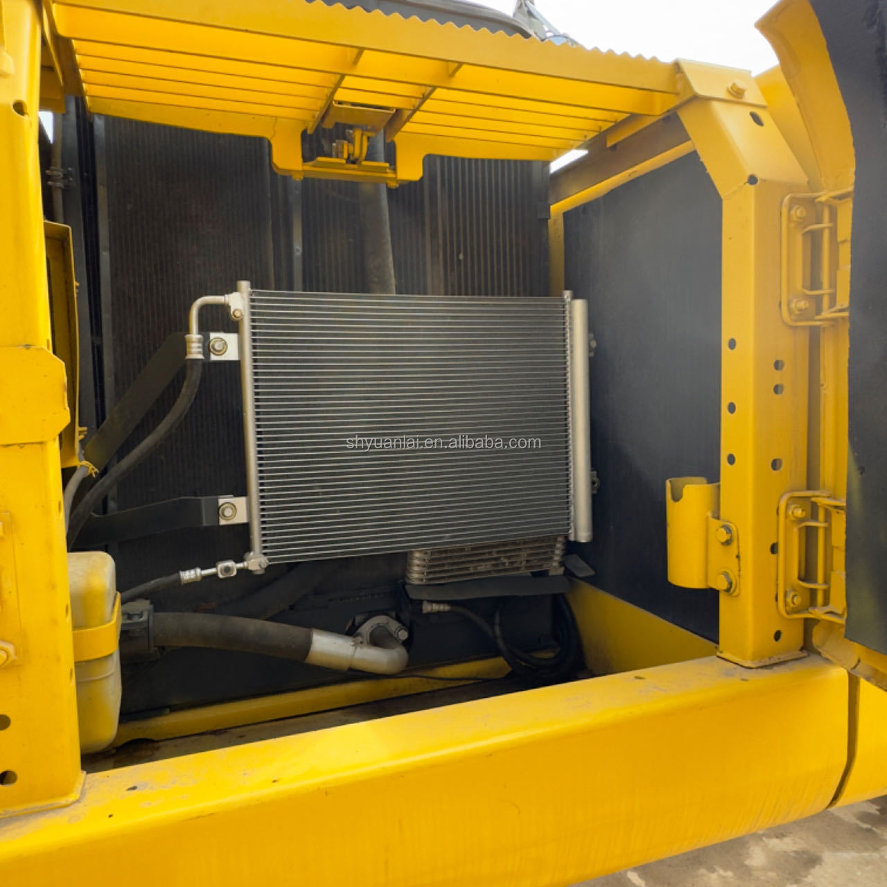 Excavating 22 tons of durable hydraulic track type PC Komatsu 220 second-hand excavator at a low price and selling well
