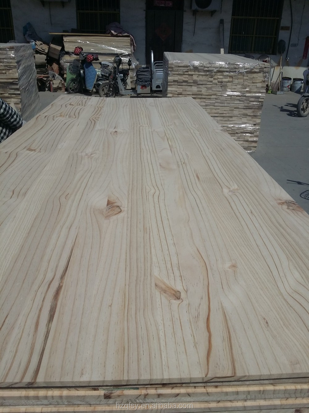 8-12% Moisture Content Pine Board from Zealand for Customization and Eco-Friendly