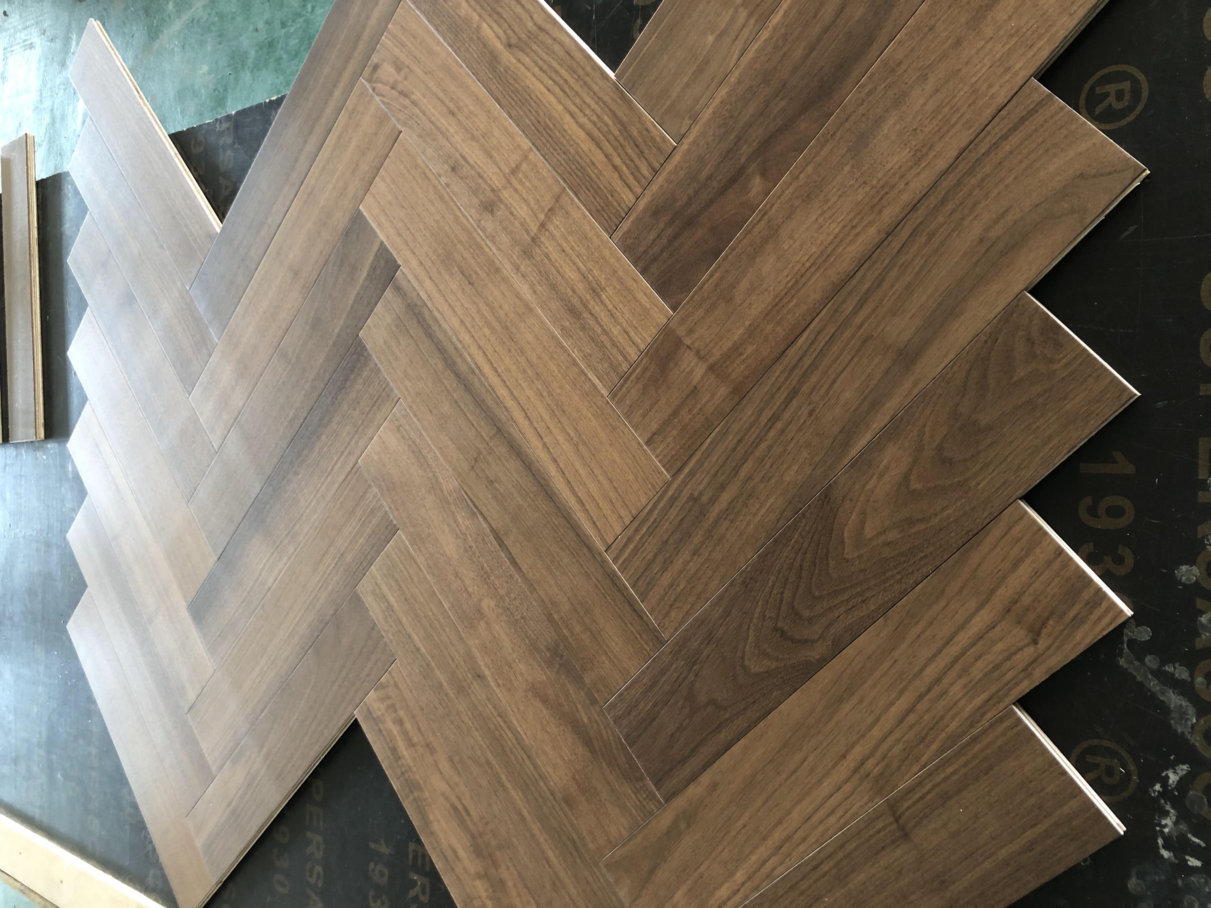 Distressed Fishbone Style Three Layers Engineered Wood Parquetry Flooring for Living Room