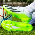 Low-Top Soccer Shoes For Students With Long And Short Studs sole design