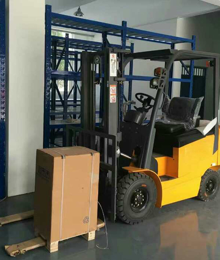 Yellow Industrial Lift Truck , Battery Powered Forklift With Two Lifting Cylinder