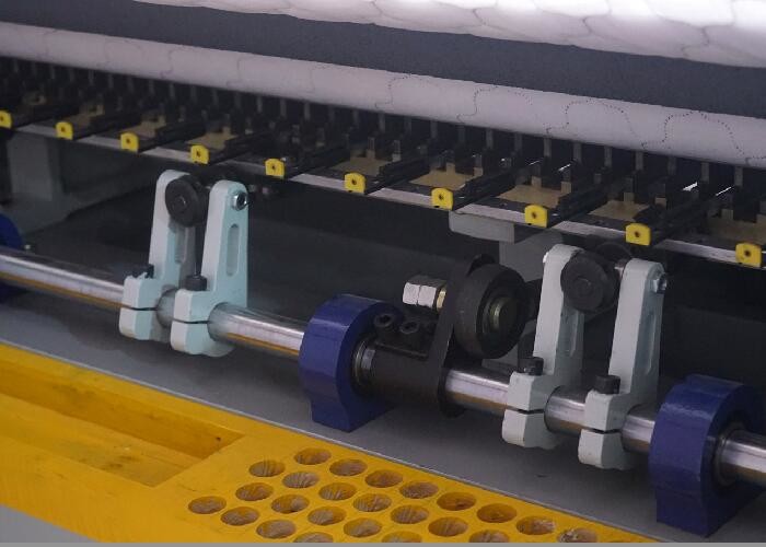 1000RPM 240CM Width Computerized Industrial Quilting Machine For Duvets