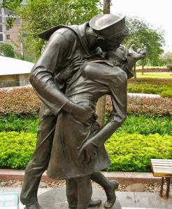 Quality Bronze man woman statues kissing sculptures wholesale