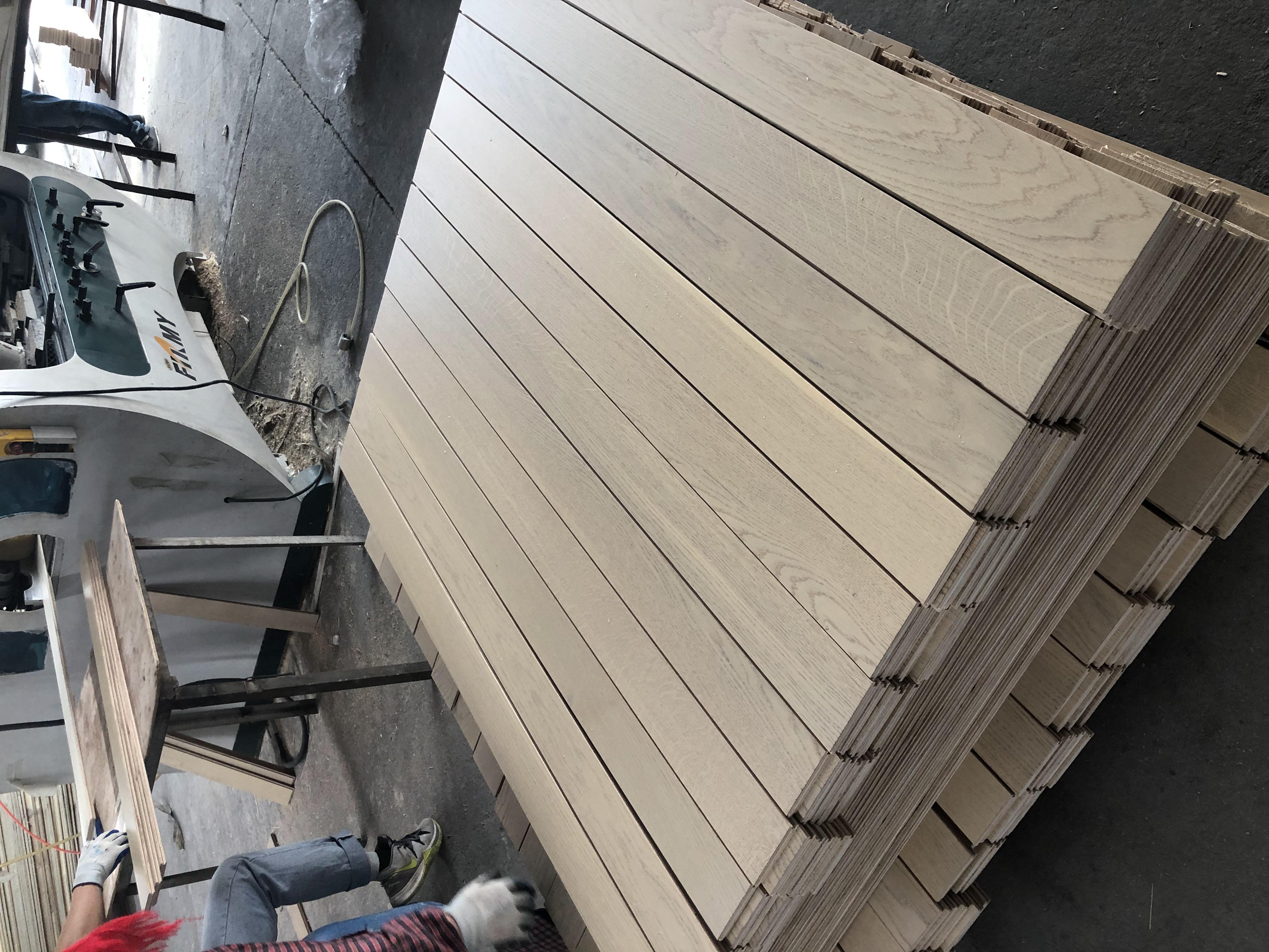 Distressed Fishbone Style Three Layers Engineered Wood Parquetry Flooring for Living Room