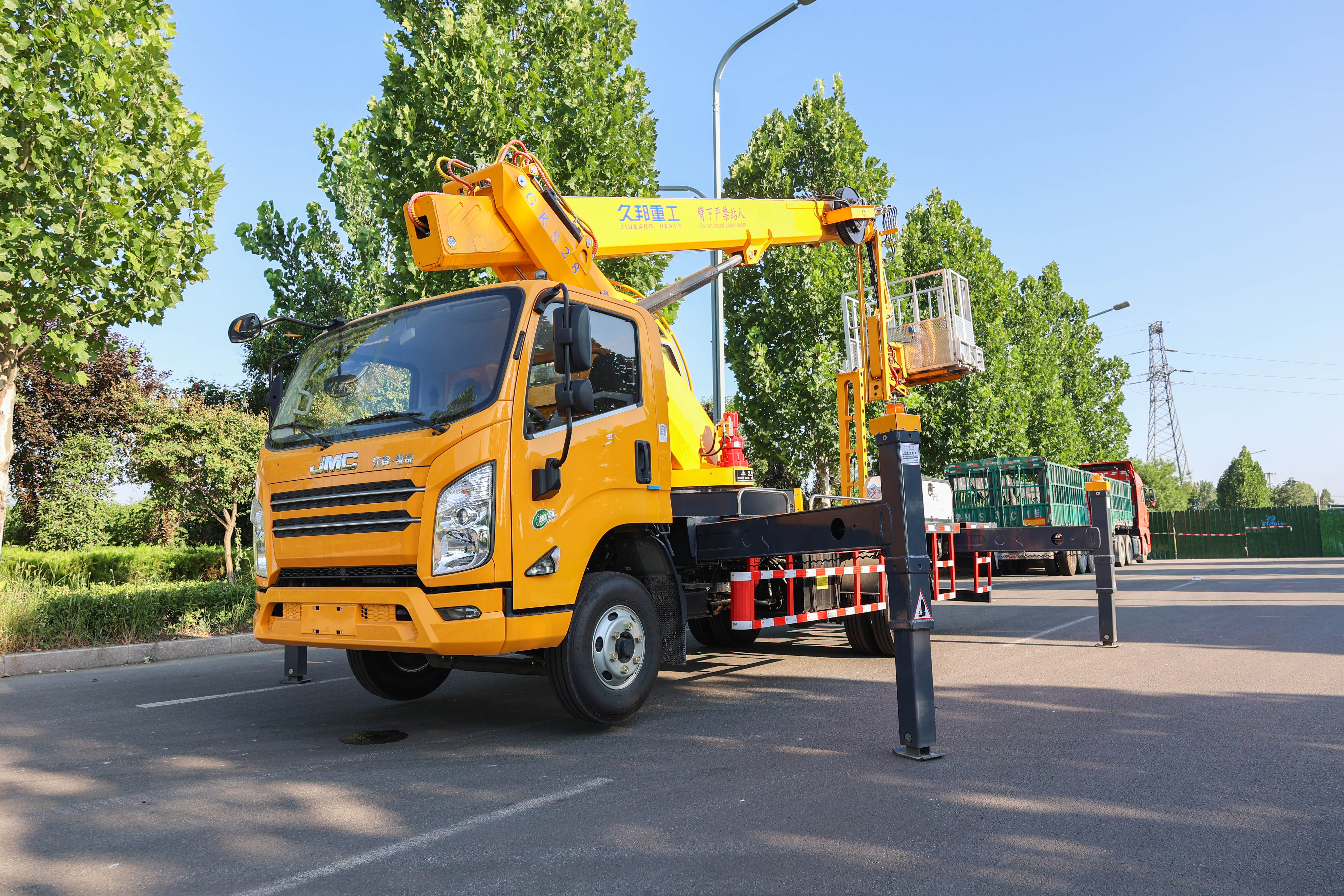 GKS28 hydraulic telescopic boom elevating high altitude working height aerial work platform truck for sale