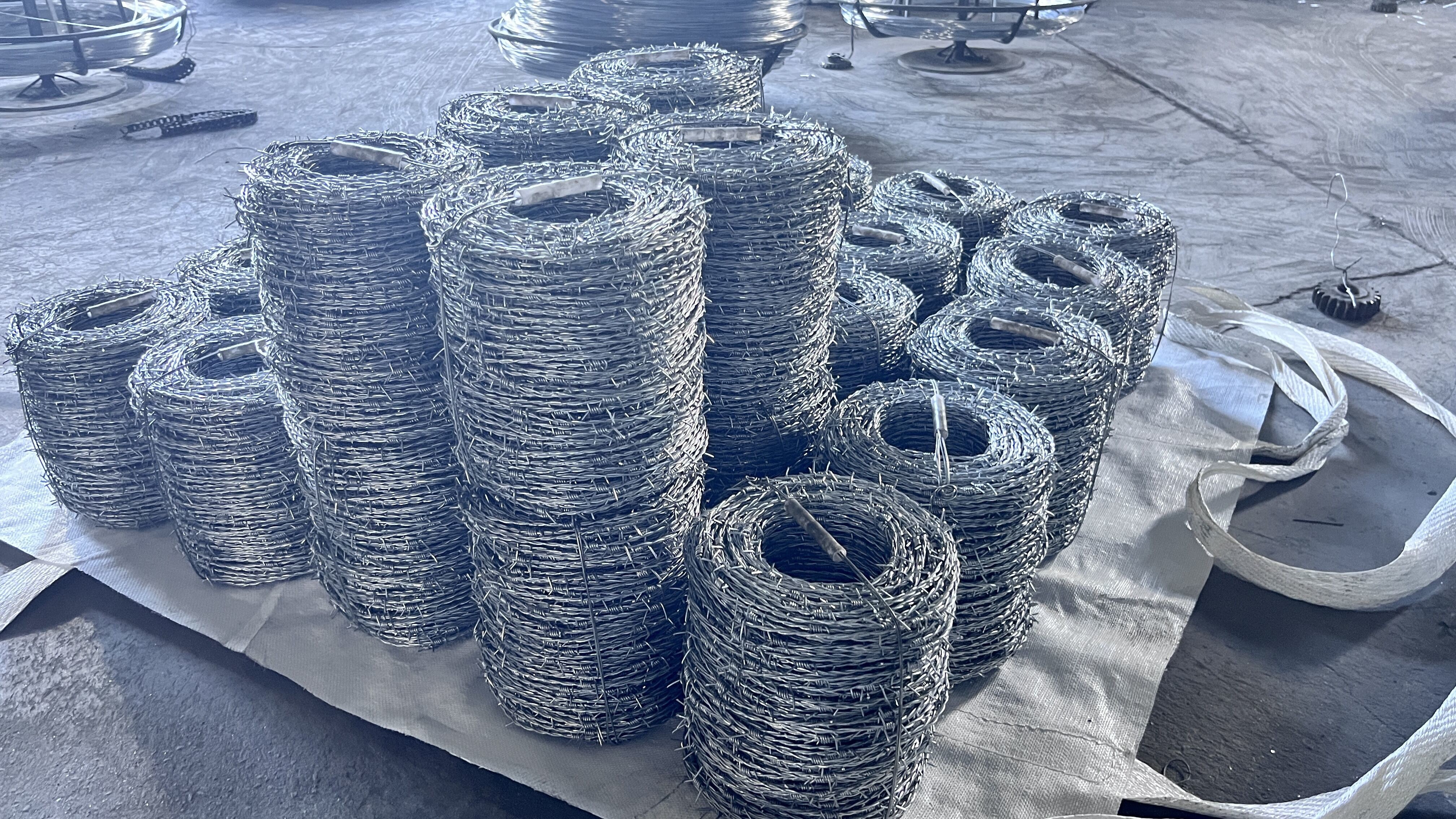 Hot Dipped Galvanized Fencing High Tensile Barbed Wire 1.6Mm 300M