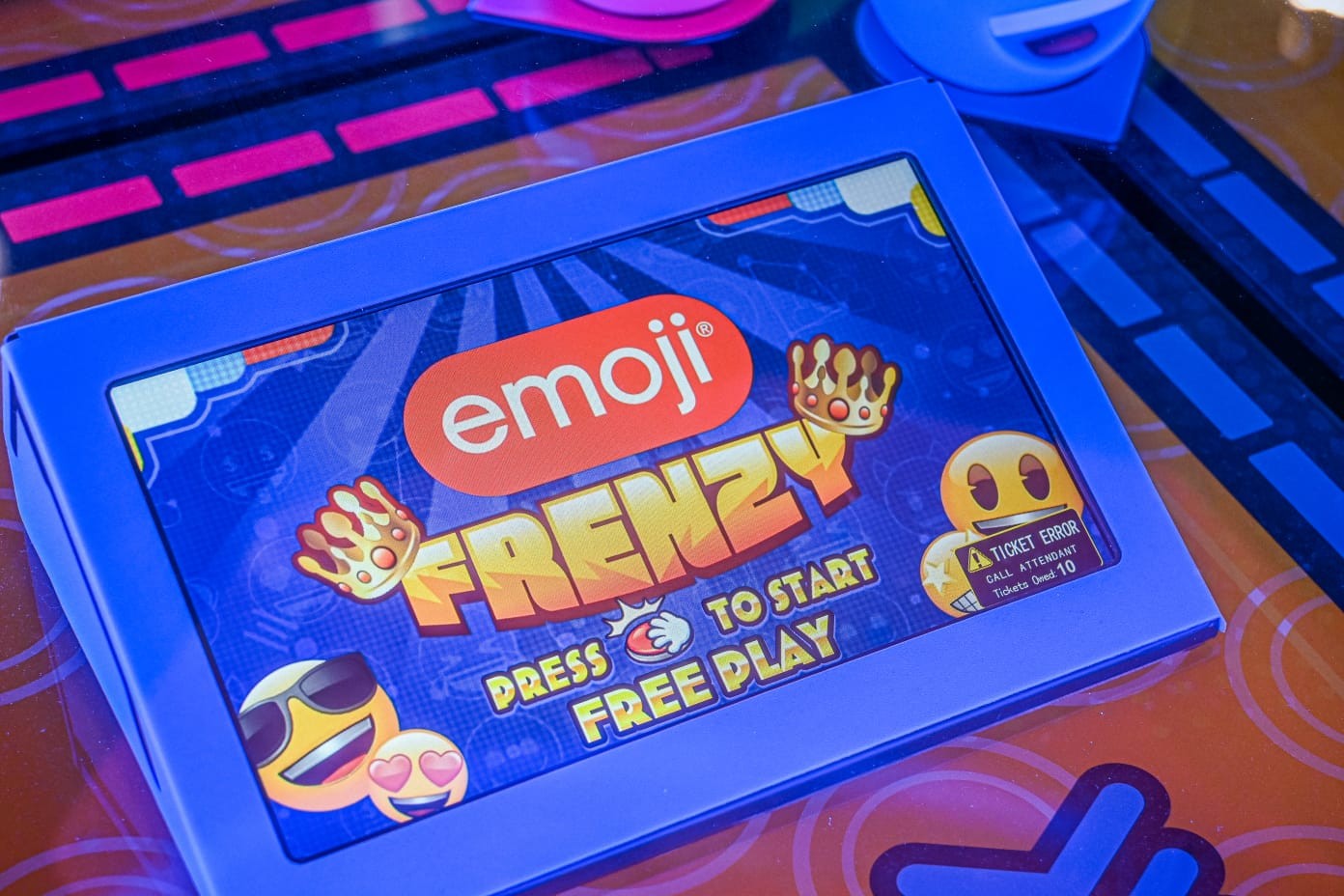 Emoji Frenzy Ticket Redemption Arcade Video Game Machine, 4 Players Emoji Lottery Game With Ball Prize