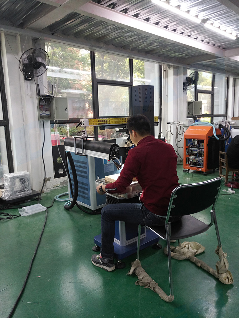 Semi Automatic 400w Mould Laser Welding Machine With Crane Arm