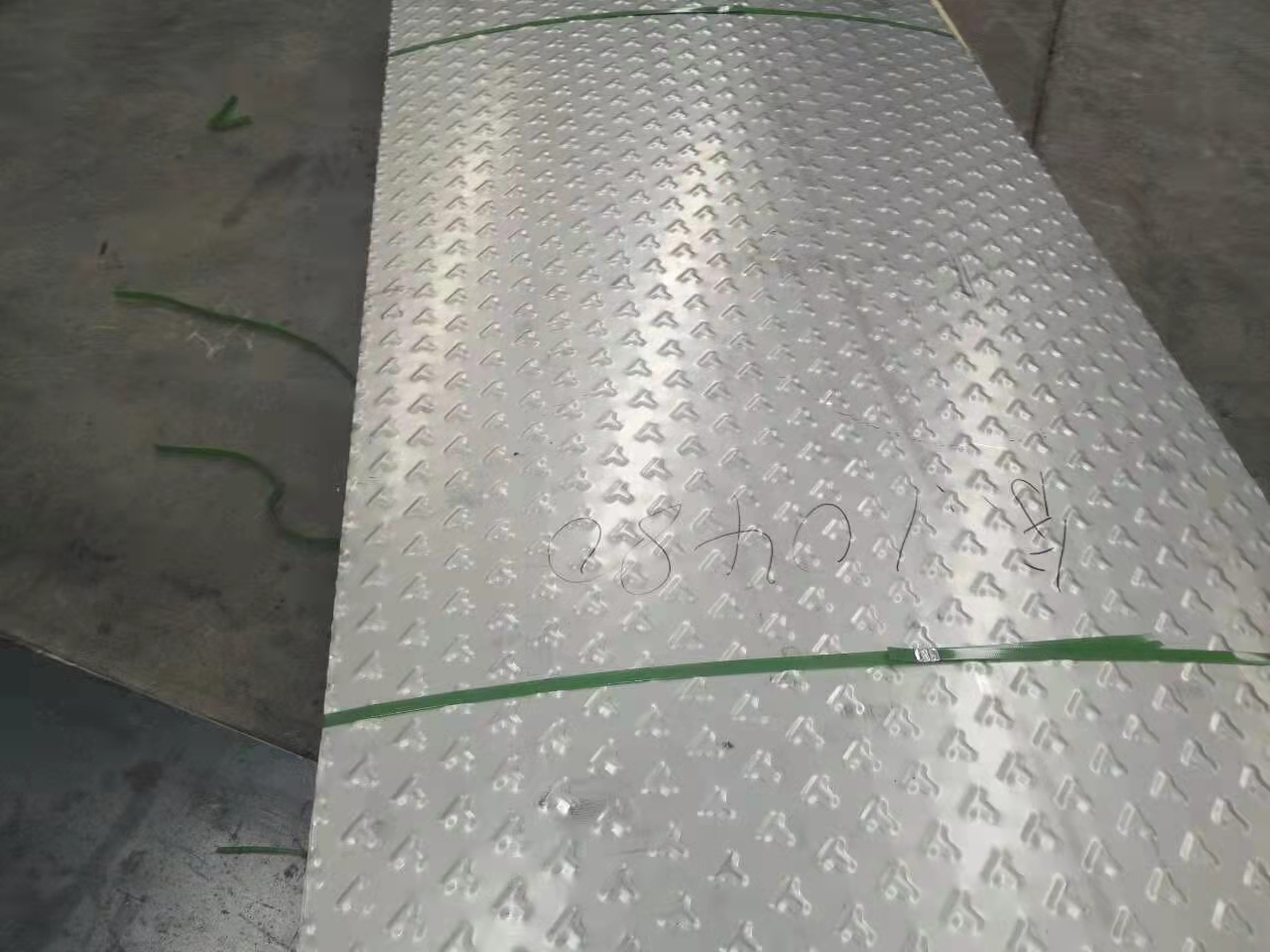Galvanized Stainless Steel Checkered Sheet ASTM A36 Q235b Steel SS400 5mm Anti Slip