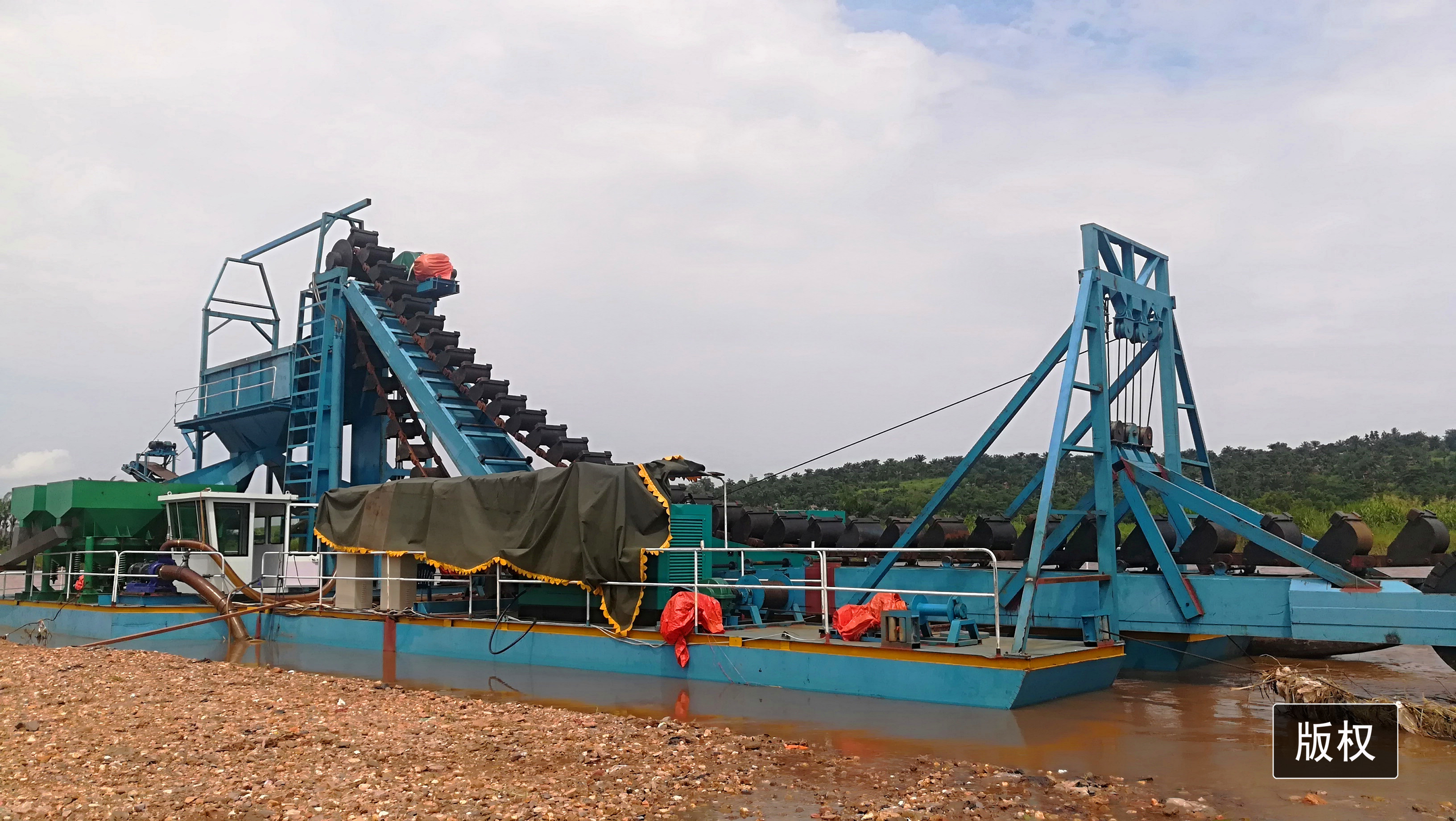 Gold And Diamond Bucket Chain Dredger Mining Machine In River