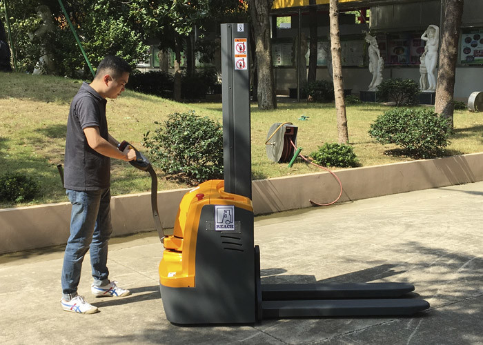 Single Column Walkie Electric Pallet Stacker 1 Ton With Wide View Mast