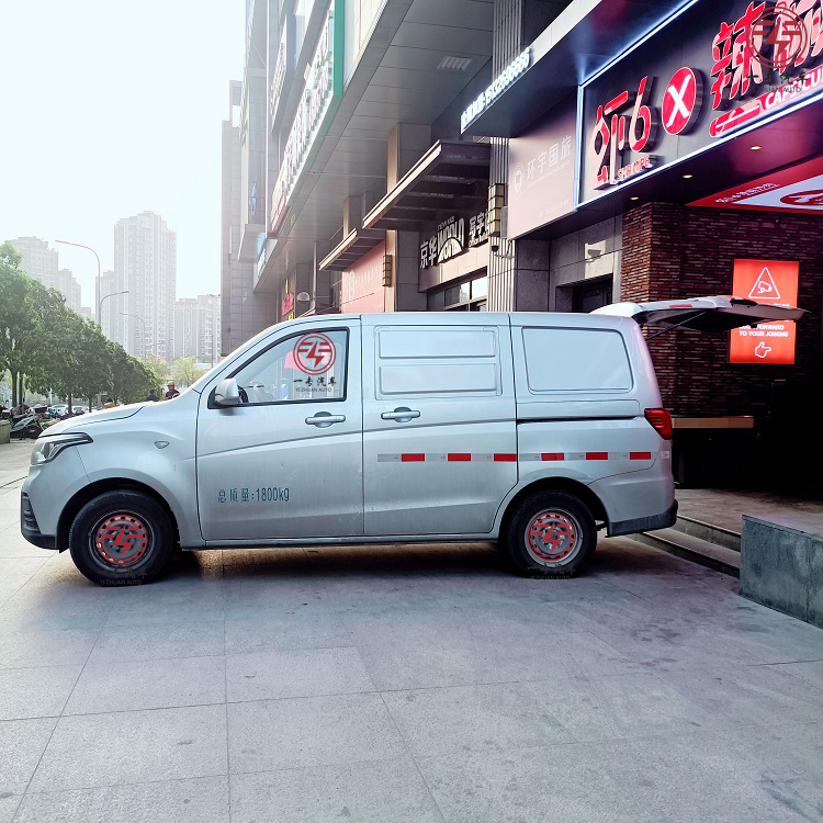 Outdoor Mini VAN with Invisible Enclosed Cargo Box 2020 High Speed Gasoline 4x2 VAN