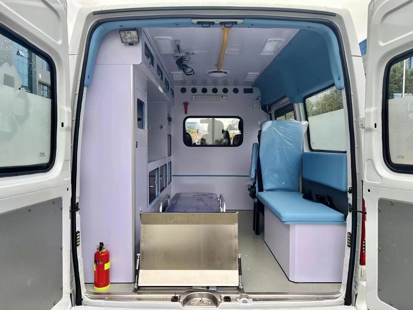Euro 6 Emergency Ambulance Car 5820x1974x2690mm With 2500kg Curb Weight