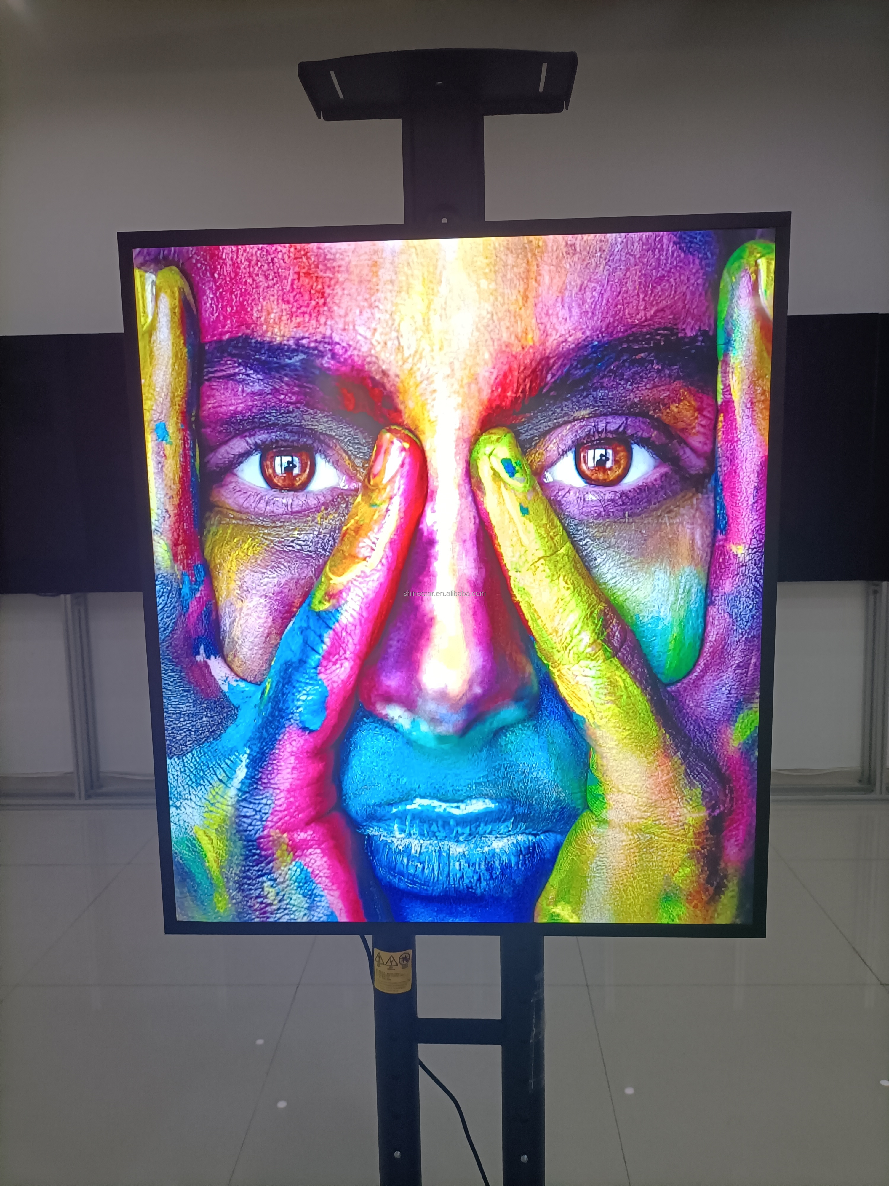 22" 33.2" inch 1:1 square display screen LED with WIFI network Android OS HDM1 input for advertising art gallery and NFT frame