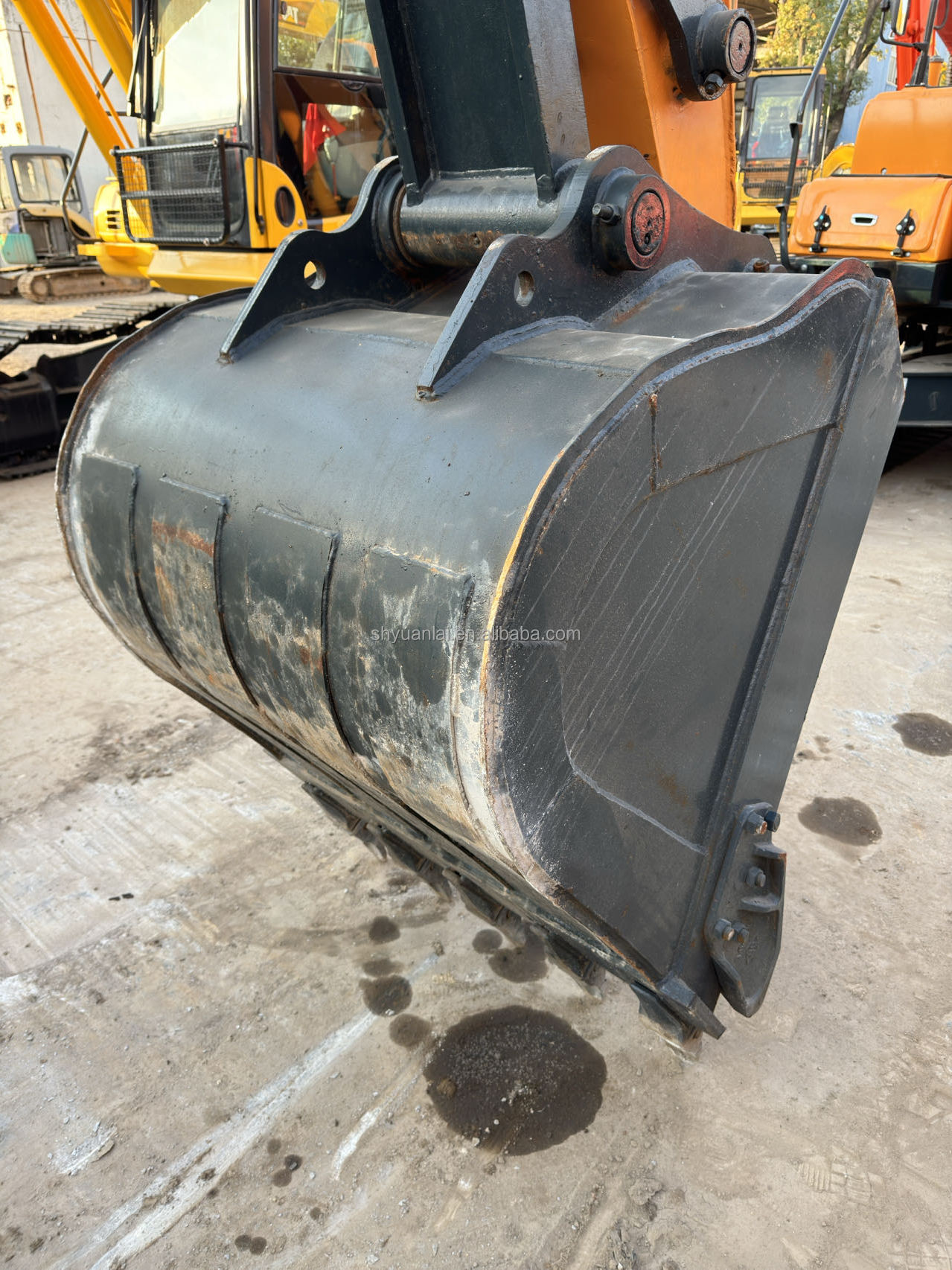 Selling 90% of new and second-hand Hyundai 220 excavators, old excavators, and old hook machines at a low price