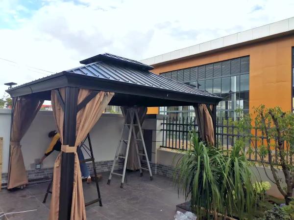 Luxury Outdoor Deck 12*16ft Aluminum Frame Galvanized Steel Bimetal Roof Hard