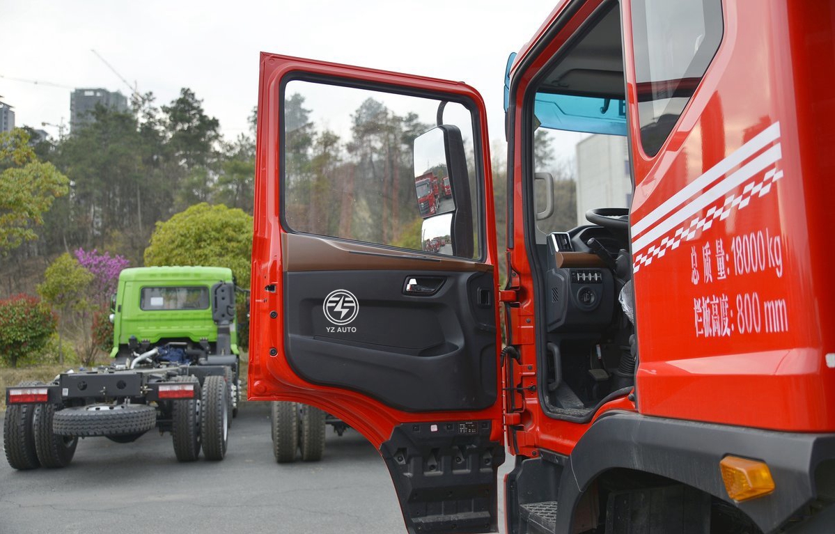 Euro 6 Emission Standard 20T Heavy Dump Truck With 8x4 Drive Wheel And Engine Capacity