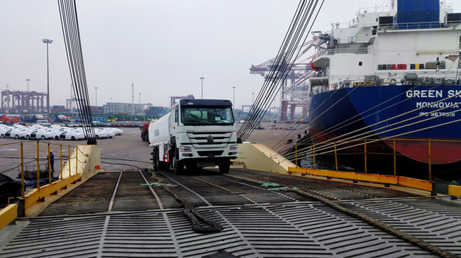 Sinotruk HOWO 10 wheeler Liquid Tanker Truck 6x4 , 20000L Fuel Delivery Tanker Truck