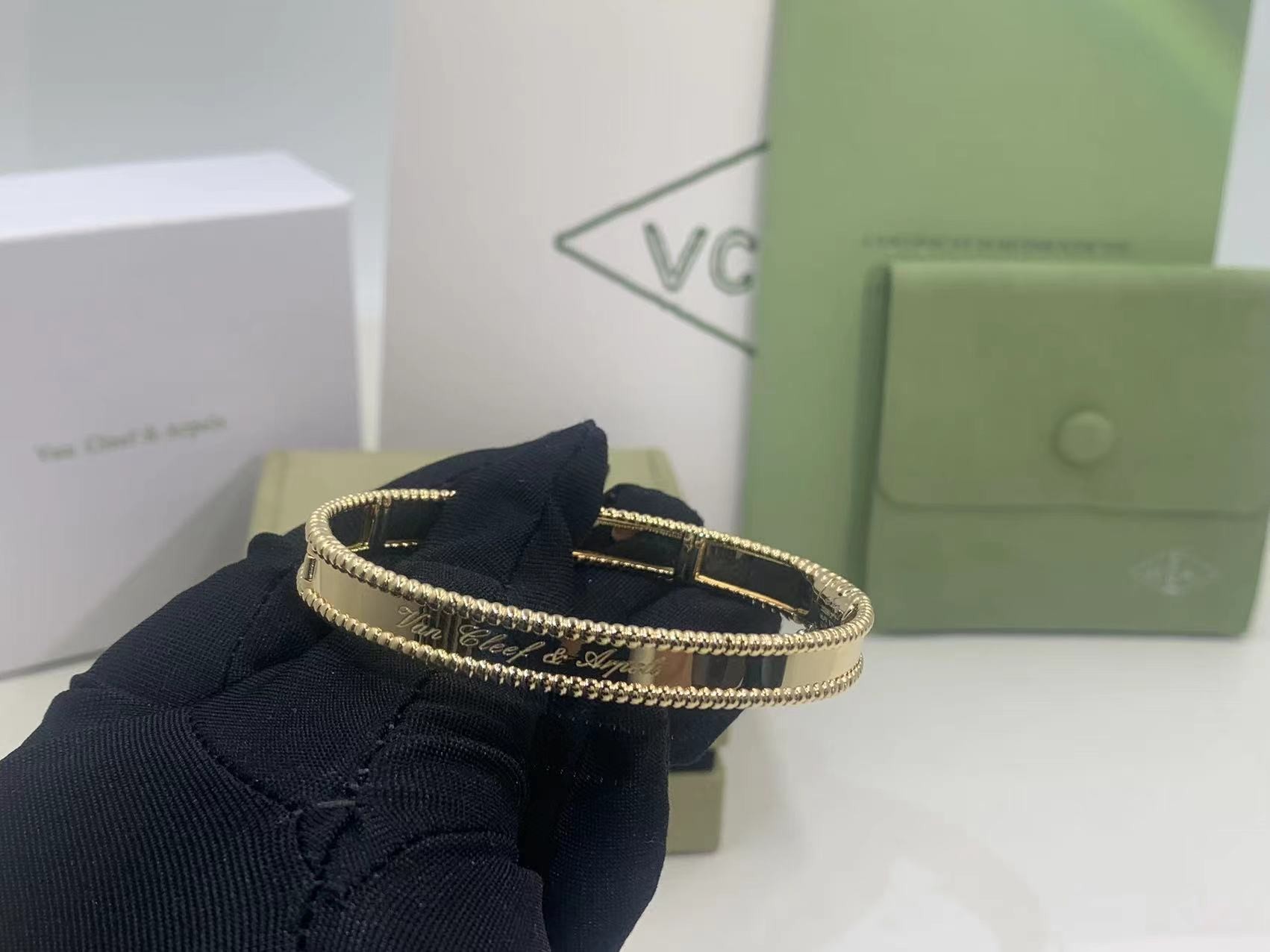 Van Cleef & Arpels PerléE Signature Bracelet Medium Model 18K yellow gold