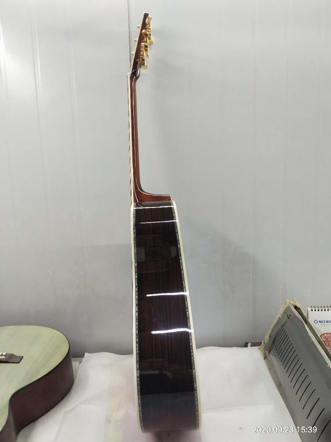41 Inch AAAA All Solid Wood Abalone Binding Solid Rosewood Back Side Acoustic Guitar with 550a Electronic EQ in Sunburst