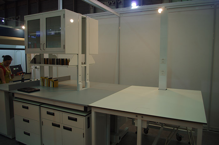 Cuttable epoxy resin chemical resistant table tops for food company