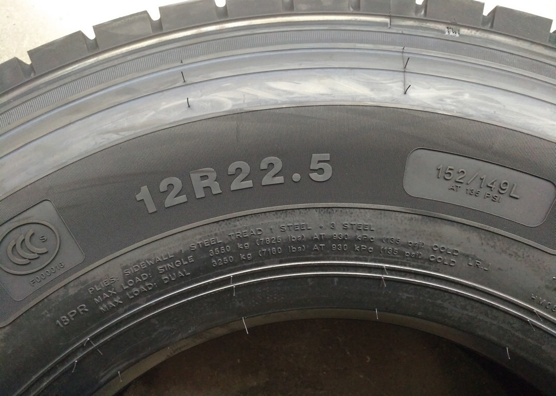 Durable Highway Truck Tires 12R22.5 9 Inch Rim Width For Driving Axle
