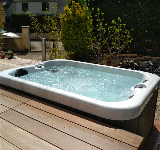 Acrylic Outdoor Whirlpool Massage Hot Tub With Underwater LED Light