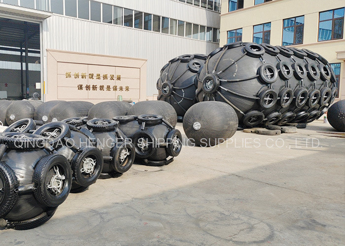 Black Marine Pneumatic Rubber Fender ISO17357 Certified 80Kpa