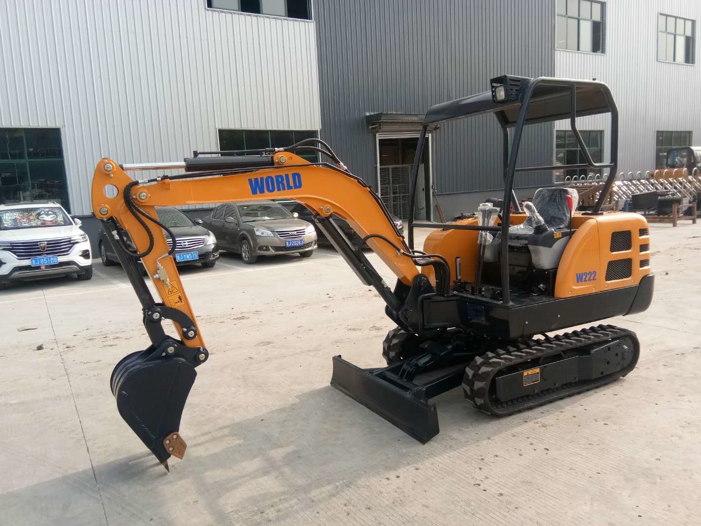 Compact Mini Crawler Excavator With 310mm Blade Cutting Depth 2200kg Bucket 0.1-0.3cbm