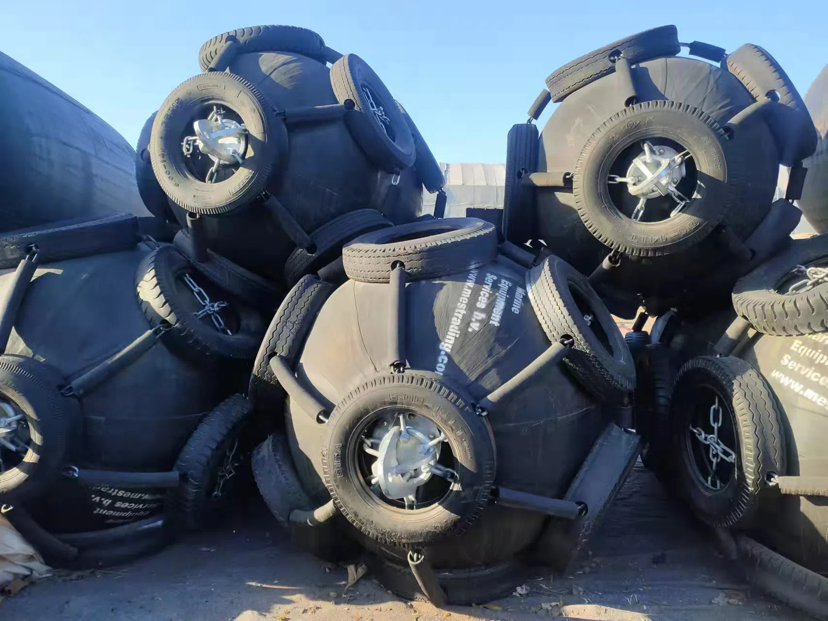 PNEUMATIC RUBBER FENDER