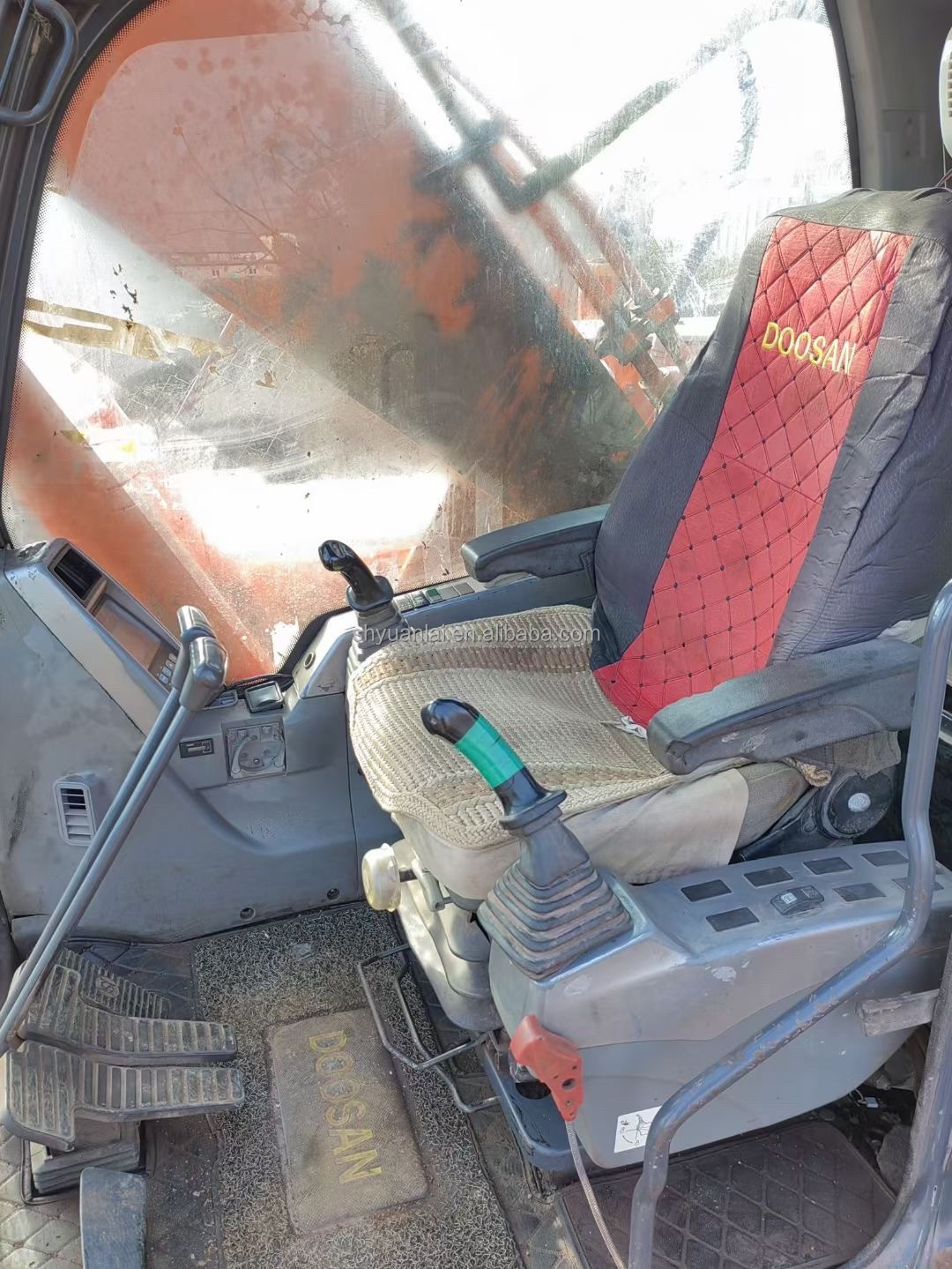 29500kg Second Hand DOOSAN ZX300 Excavator 151KW Suitable for Crushing and Affordable