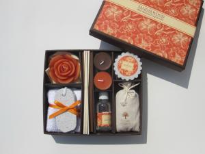 Quality Orange &amp; Brown scented &amp; assorted tealight candle &amp; rose candle packed into gift box wholesale