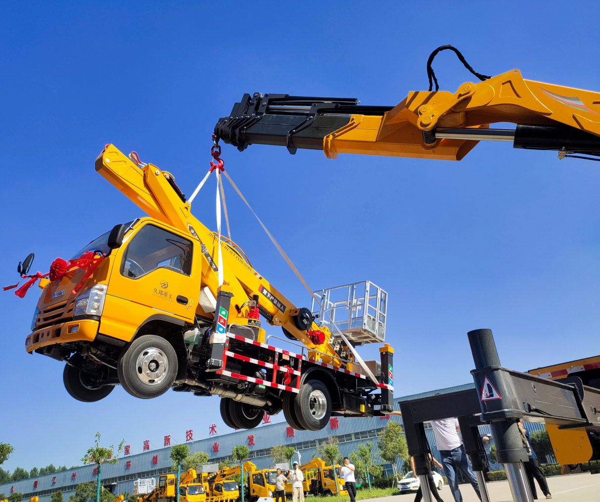 80T Telescopic Boom Crane Truck Mounted Folding Arm Crane
