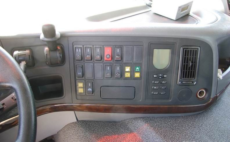 Sinotruk Heavy Duty Tipper Trucks Right Hand Driving 336 HP Tri Axles Front Lifting