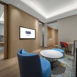 Fully Assembled Hotel Guest Room Furniture Packages Set Customized Shape
